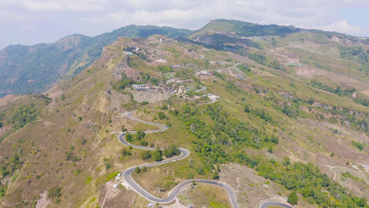 鸟瞰图，汽车行驶在弯曲的，曲折的弯曲的道路或街道上，山上有绿色的天然森林树木，泰国南部的农村地区。交通工具。视频素材