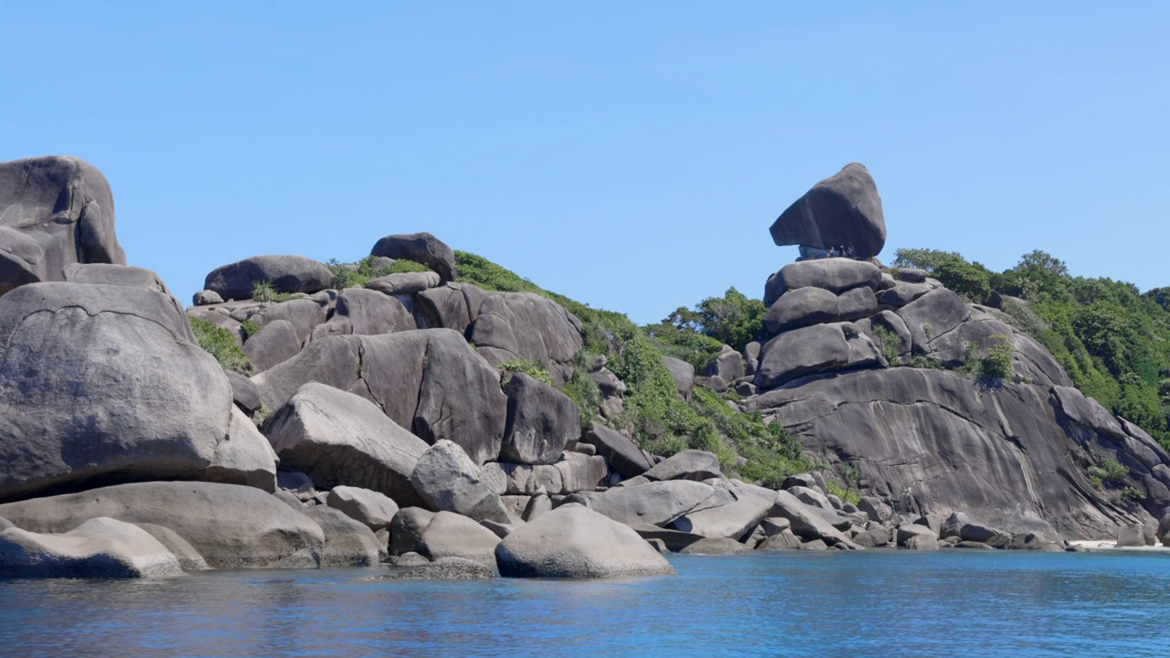 在泰国安达曼海的斯Similan湾航行的岩石岛视频素材