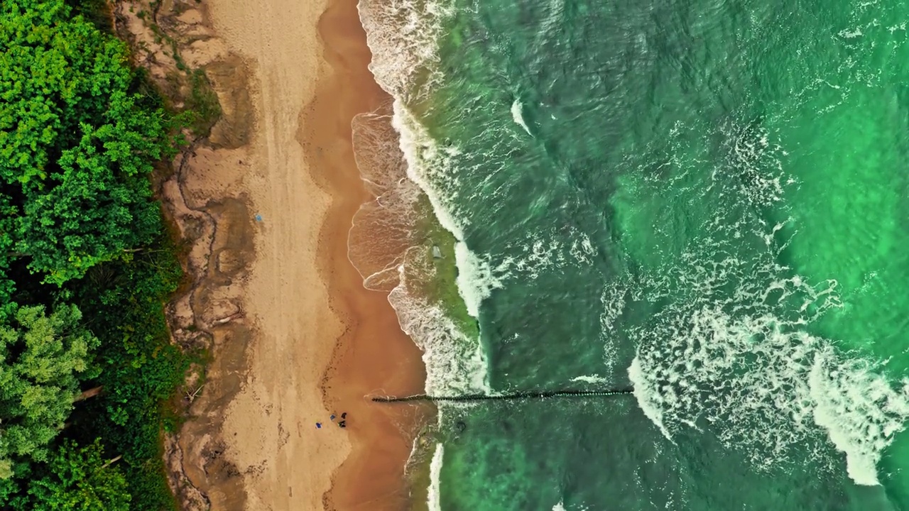 波罗的海上令人惊叹的蓝色波浪。在海边度假。视频素材