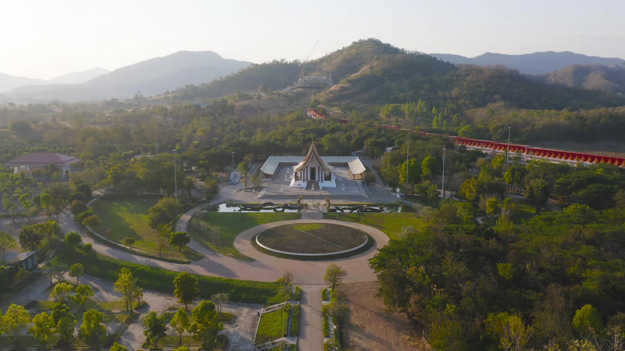 泰国碧查汶市，watdhammaya的鸟瞰图。泰国佛教寺庙建筑。旅游景点的地标。视频素材