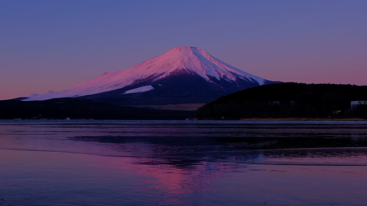 在冰冻的山中湖畔，黎明时分的红富士视频下载