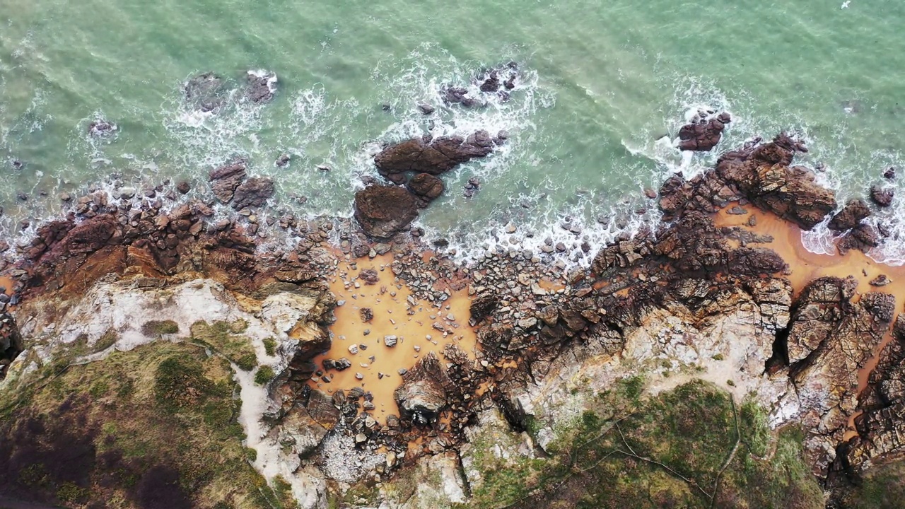 由无人机拍摄的法国岩石海岸的美丽景观。空中shootnig。视频素材