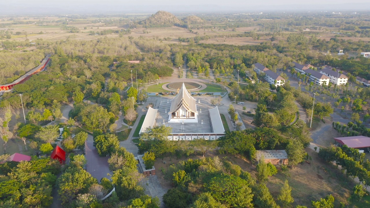 泰国碧查汶市，watdhammaya的鸟瞰图。泰国佛教寺庙建筑。旅游景点的地标。视频素材