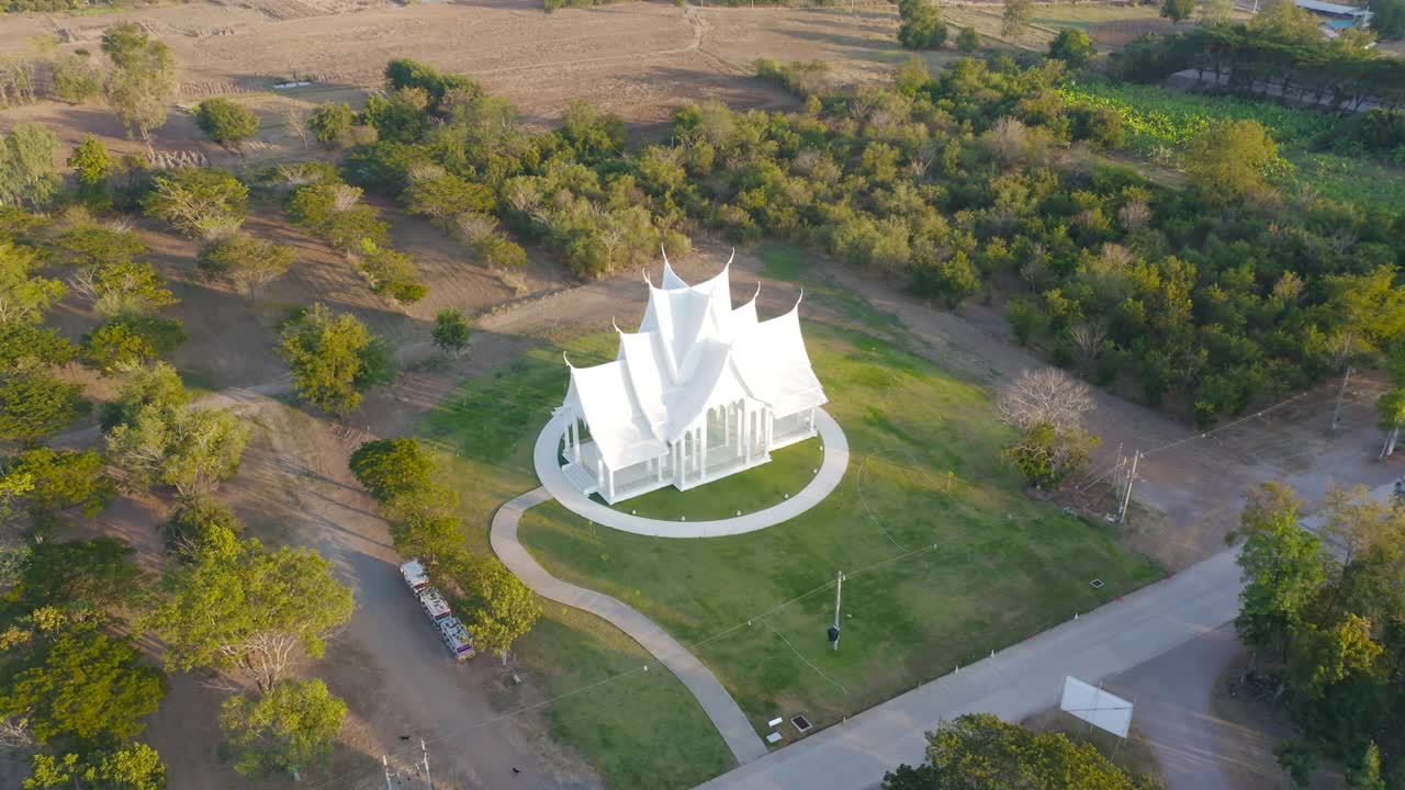 泰国碧查汶市，watdhammaya的鸟瞰图。泰国佛教寺庙建筑。旅游景点的地标。视频素材