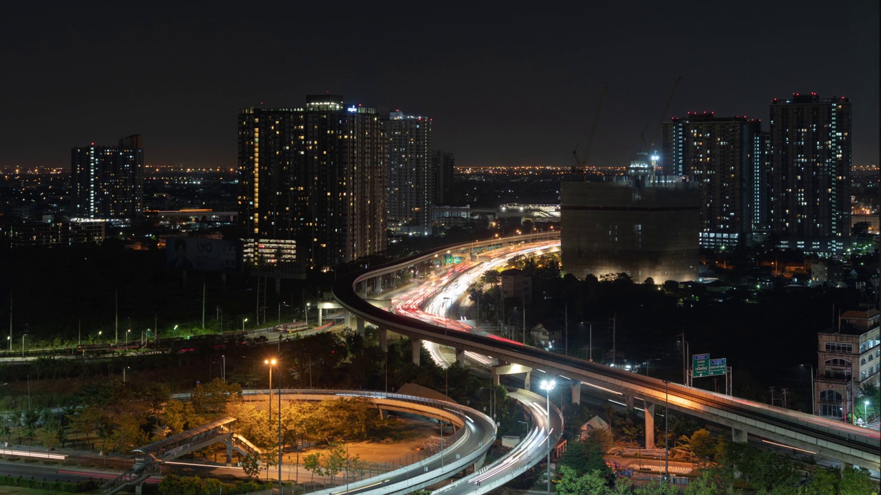 泰国曼谷市中心天际线高速公路街道的鸟瞰图。亚洲智慧城市的金融区和商业中心。晚上的摩天大楼和高层建筑视频素材