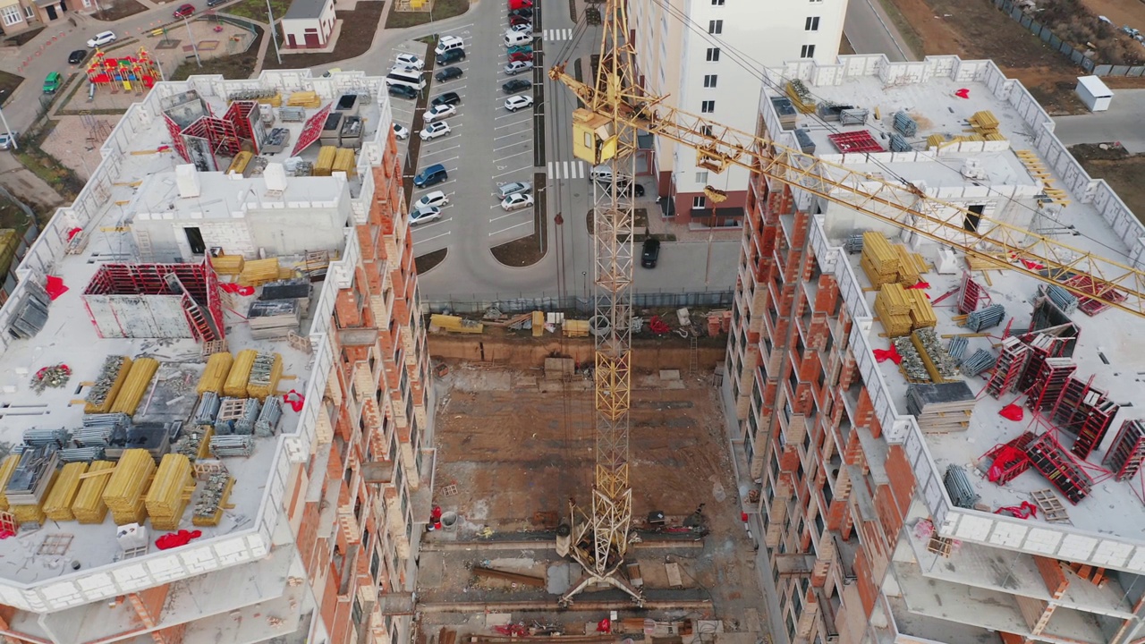 新地区两栋住宅建筑工地的鸟瞰图。视频下载