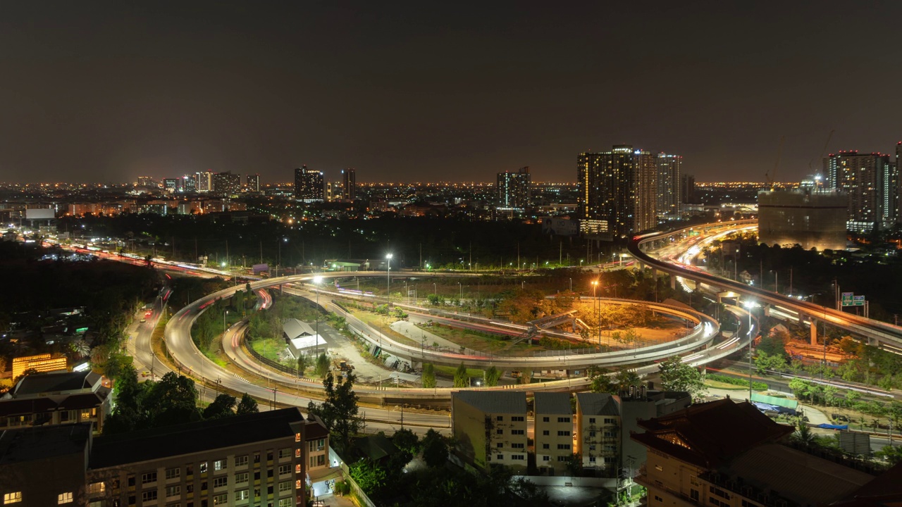 泰国曼谷市中心天际线高速公路街道的鸟瞰图。亚洲智慧城市的金融区和商业中心。晚上的摩天大楼和高层建筑视频素材