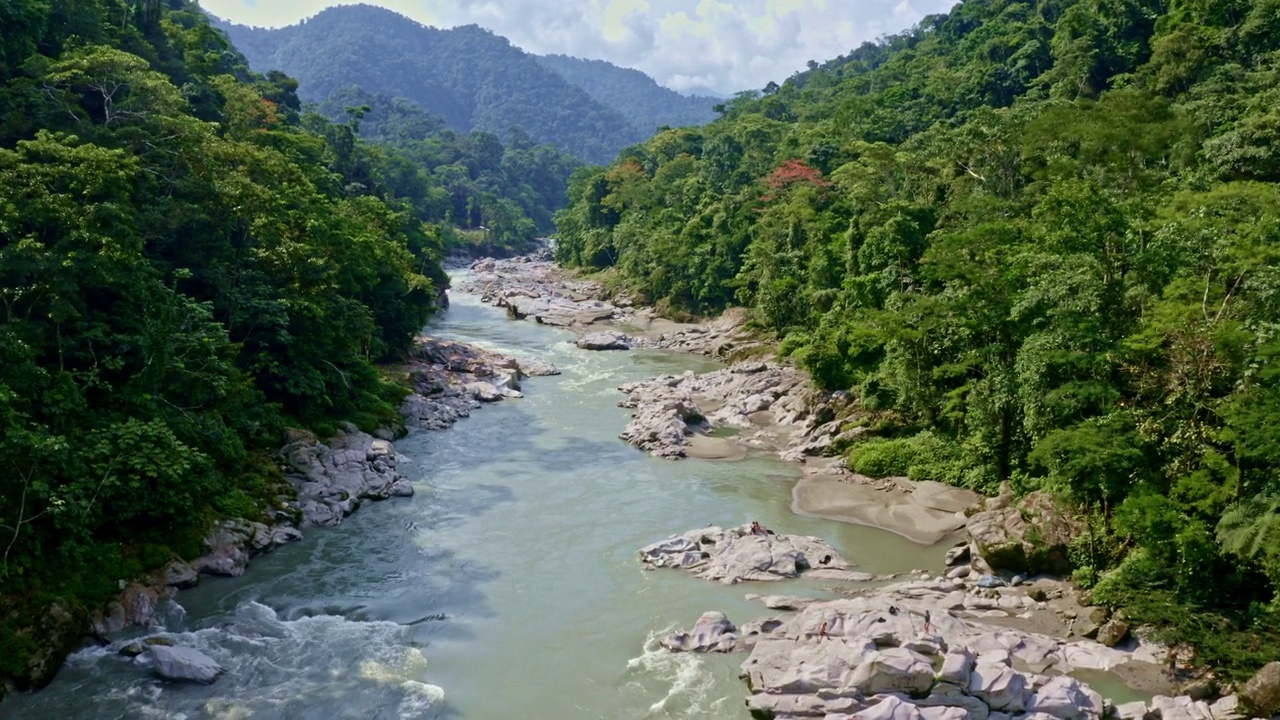 飞越在热带森林的花岗岩河流:自然背景视频素材