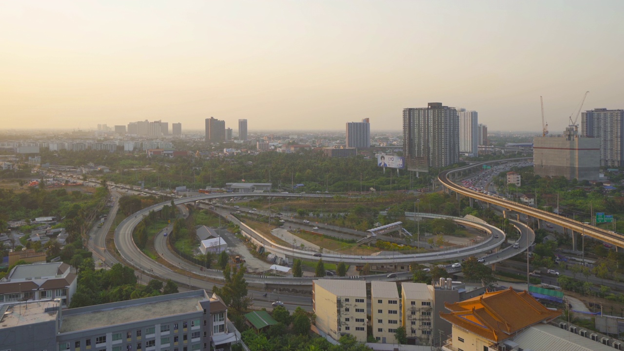 鸟瞰高速公路街道与汽车交通和火车上的铁路，曼谷市中心。泰国。智慧城市中的金融区。视频素材