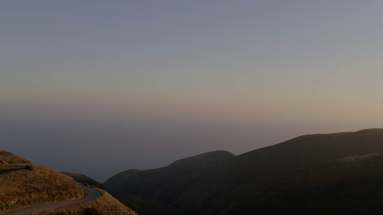 空中摇摄日落期间宁静山脉的风景镜头-棕榈泉，加利福尼亚视频素材