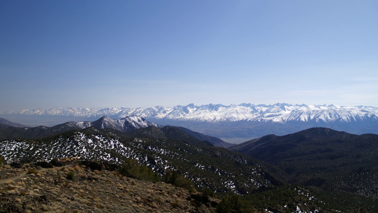 空中田园诗般的拍摄雪山，无人机飞行在森林-东塞拉，加利福尼亚视频素材