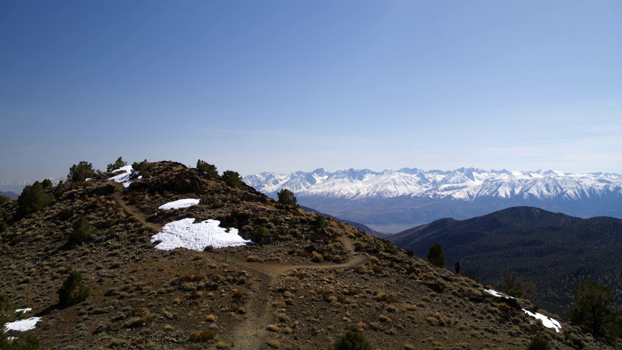 空中前进风景的雪山岩层对清晰的天空-东塞拉，加利福尼亚视频素材