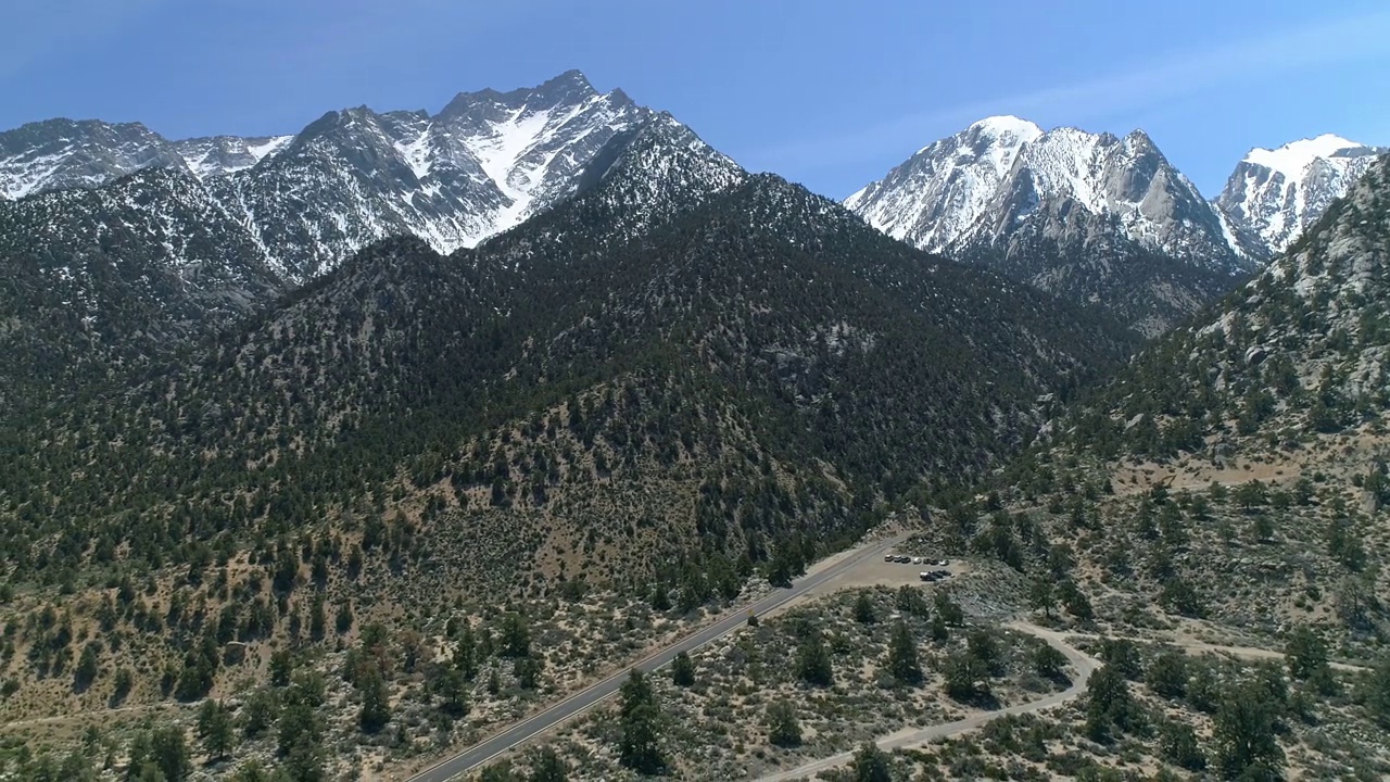 空中风景拍摄的雪山岩层，无人机飞行在森林向后-主教，加利福尼亚视频素材