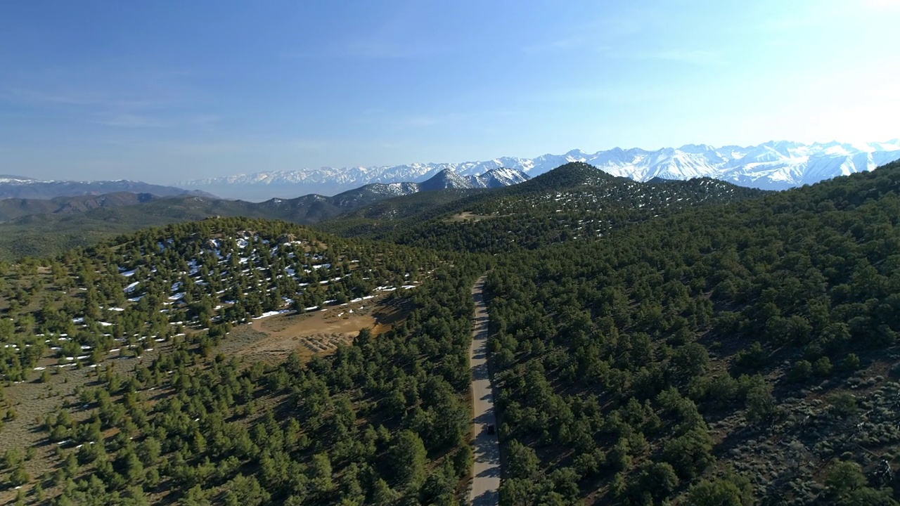 空中向前拍摄的美丽的雪山在阳光明媚的一天-毕晓普，加利福尼亚视频素材