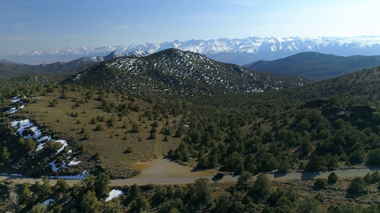 空中美丽的镜头，白雪皑皑的自然岩层，无人机飞越植物景观-主教，加利福尼亚视频素材