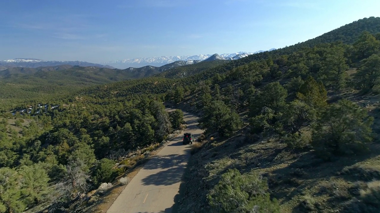 空中前进风景拍摄越野车在冬季道路上移动-毕晓普，加利福尼亚视频素材