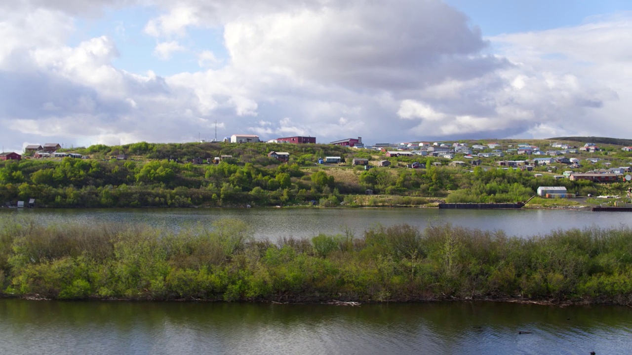 绿色景观上住宅的空中美景，无人机在河上飞行-圣玛丽，阿拉斯加视频素材