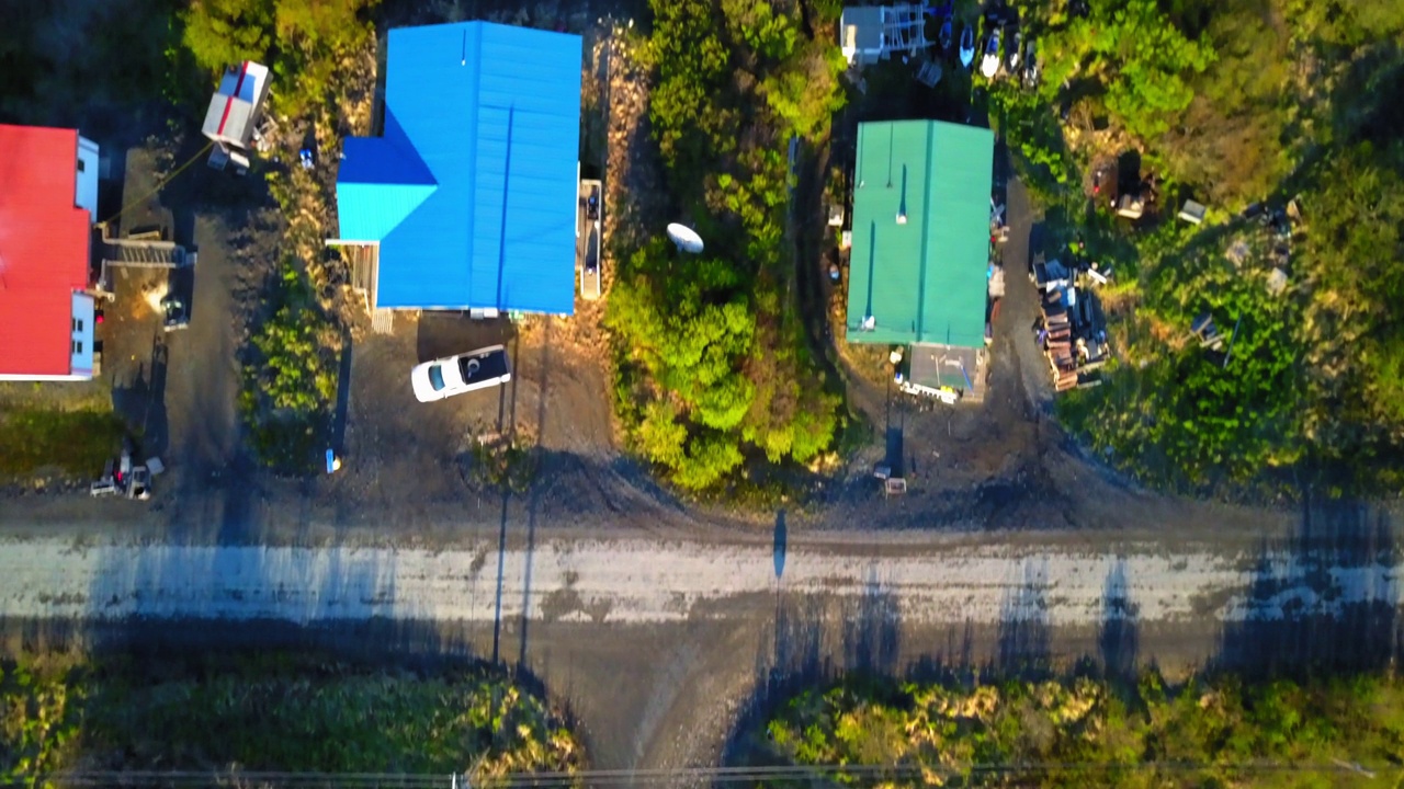 空中顶向前美丽的住宅在绿色的景观-圣玛丽，阿拉斯加视频素材