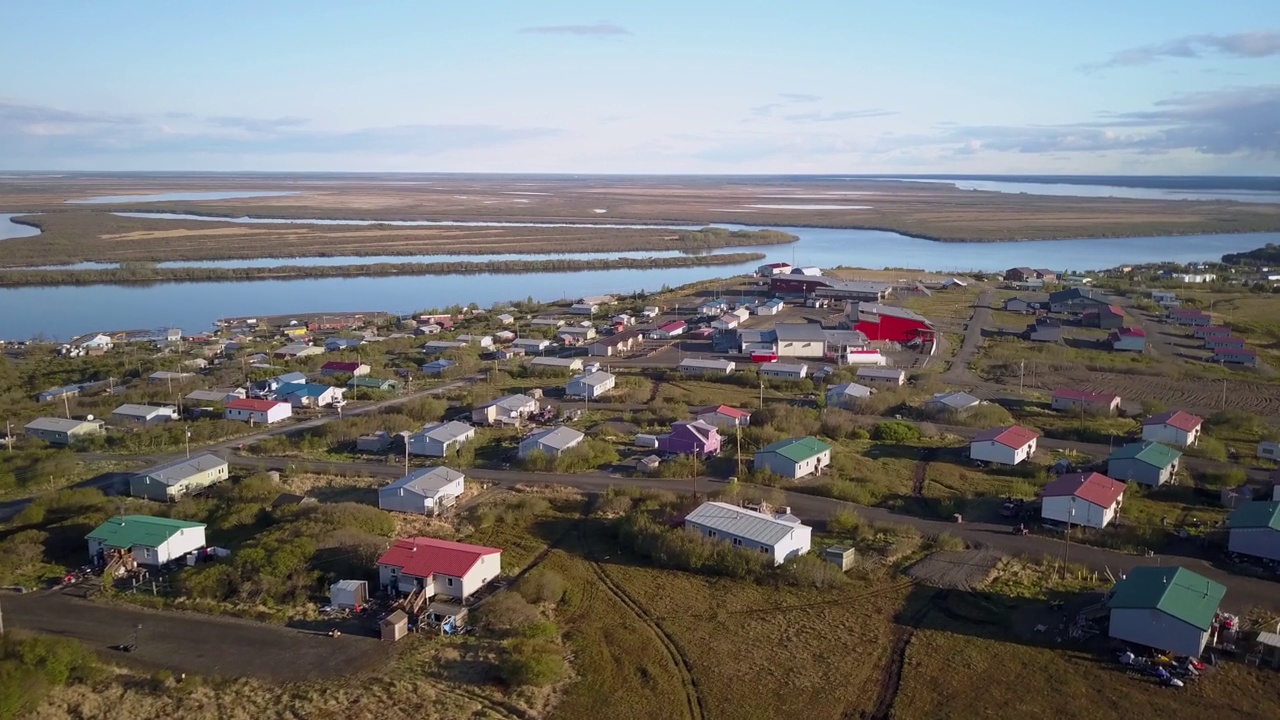 空中风景拍摄的住宅附近的河流，无人机飞行向前景观-圣玛丽，阿拉斯加视频素材