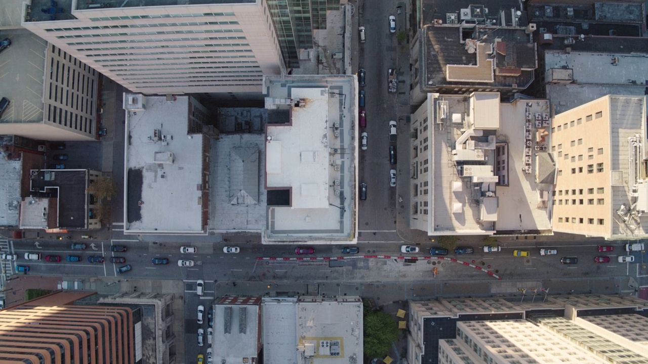 空中顶盖向后拍摄的汽车在城市的建筑物中行驶的道路-巴尔的摩，马里兰州视频素材