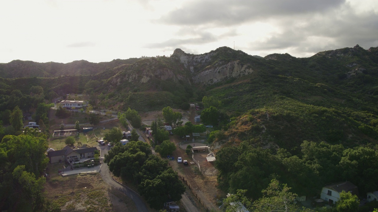 空中向前下降的镜头马奔跑在地面附近的自然丘陵-圣路易斯奥比斯波，加利福尼亚视频素材