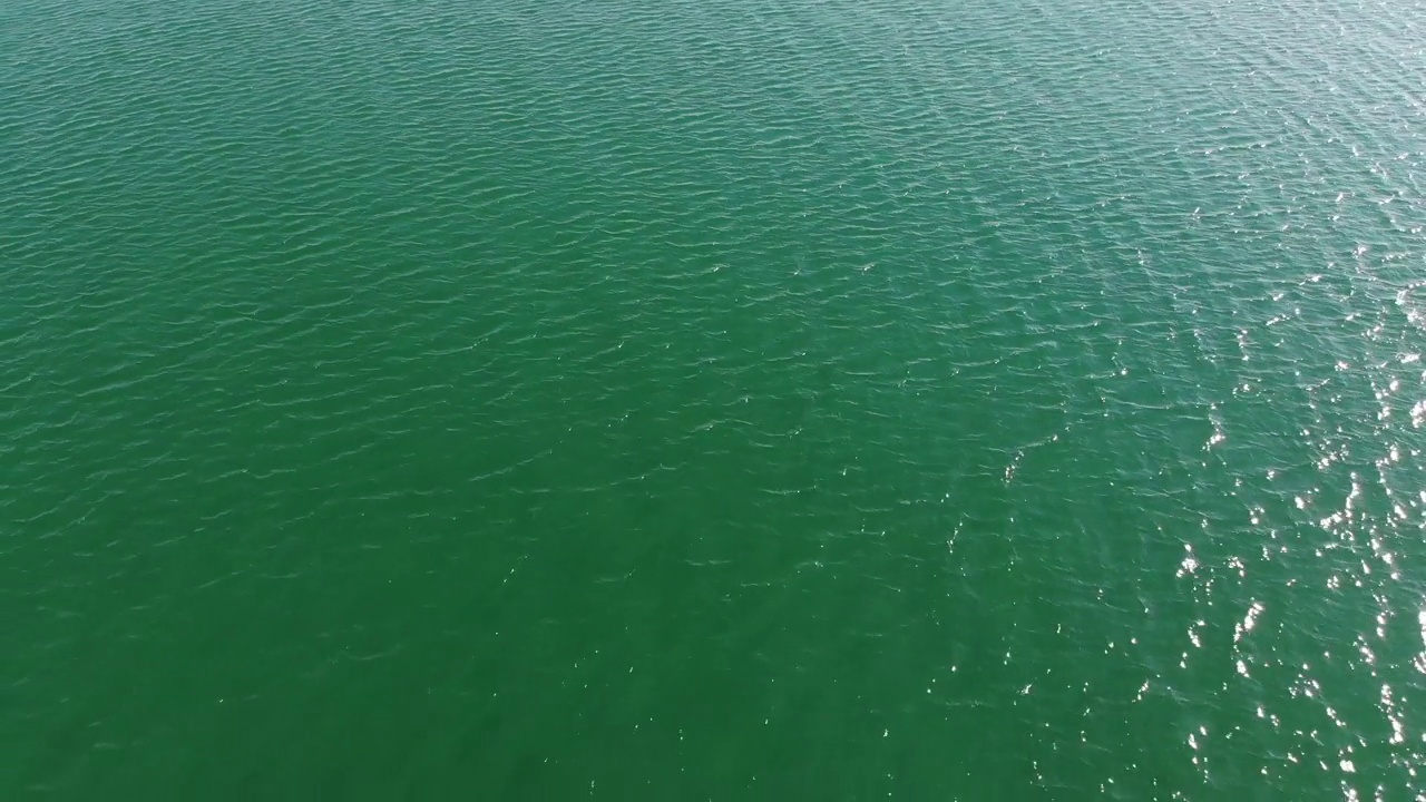 鸟瞰蓝绿色水面。鸟瞰图。海洋视频背景视频素材