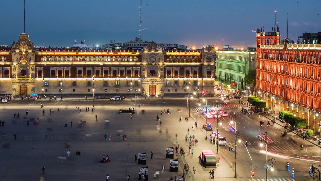 缩小Zocalo广场(西班牙语:Plaza del Zocalo)周围的人和交通的时间推移视图，位于墨西哥墨西哥城的历史中心视频素材