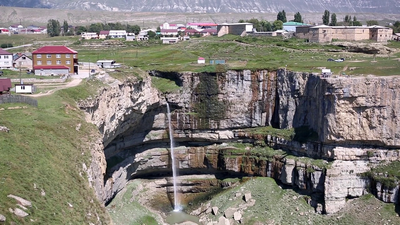 达吉斯坦共和国昆扎克村山区的一个高岩石上的瀑布。旅游，自然风光，旅游景点。视频素材