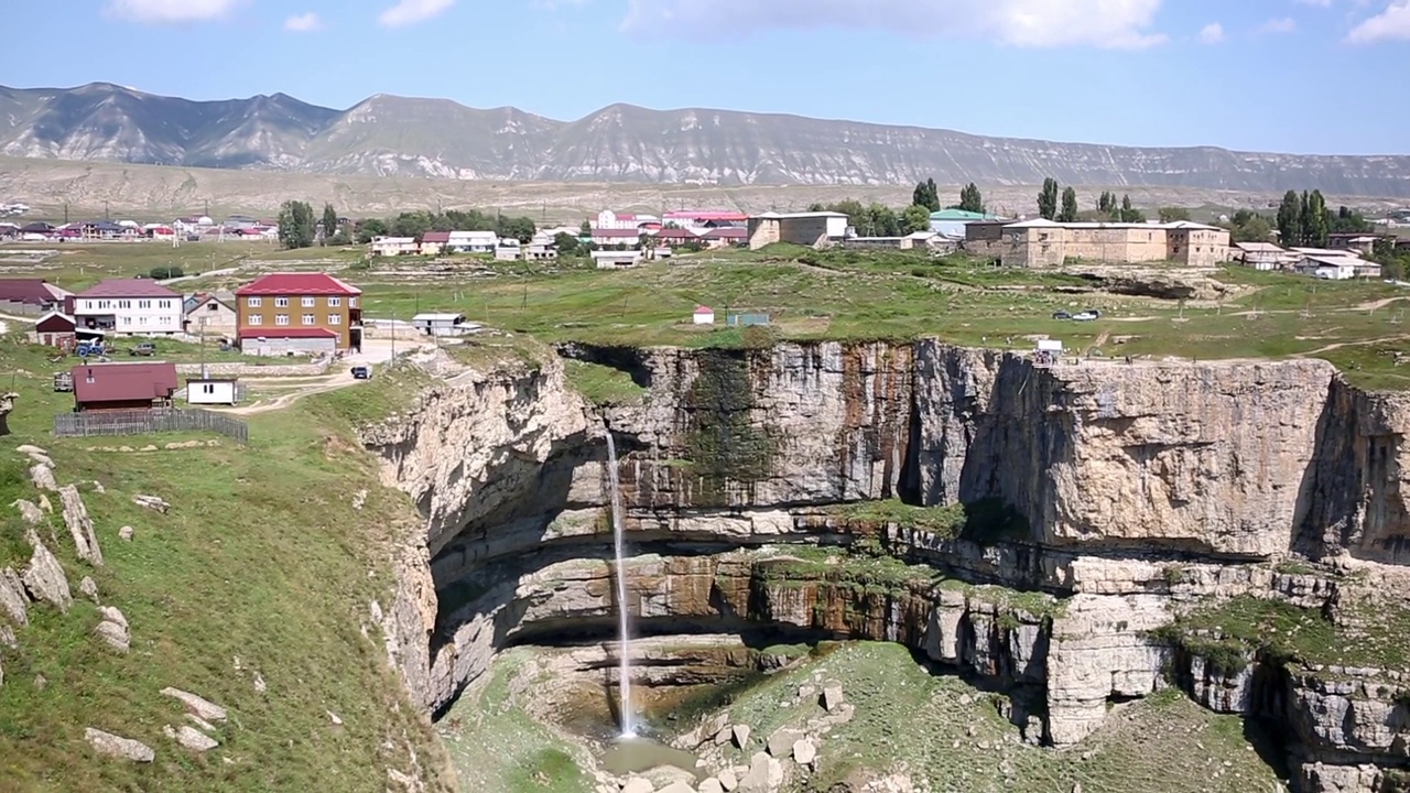 达吉斯坦共和国昆扎克村山区的一个高岩石上的瀑布。旅游，自然风光，旅游景点。视频素材