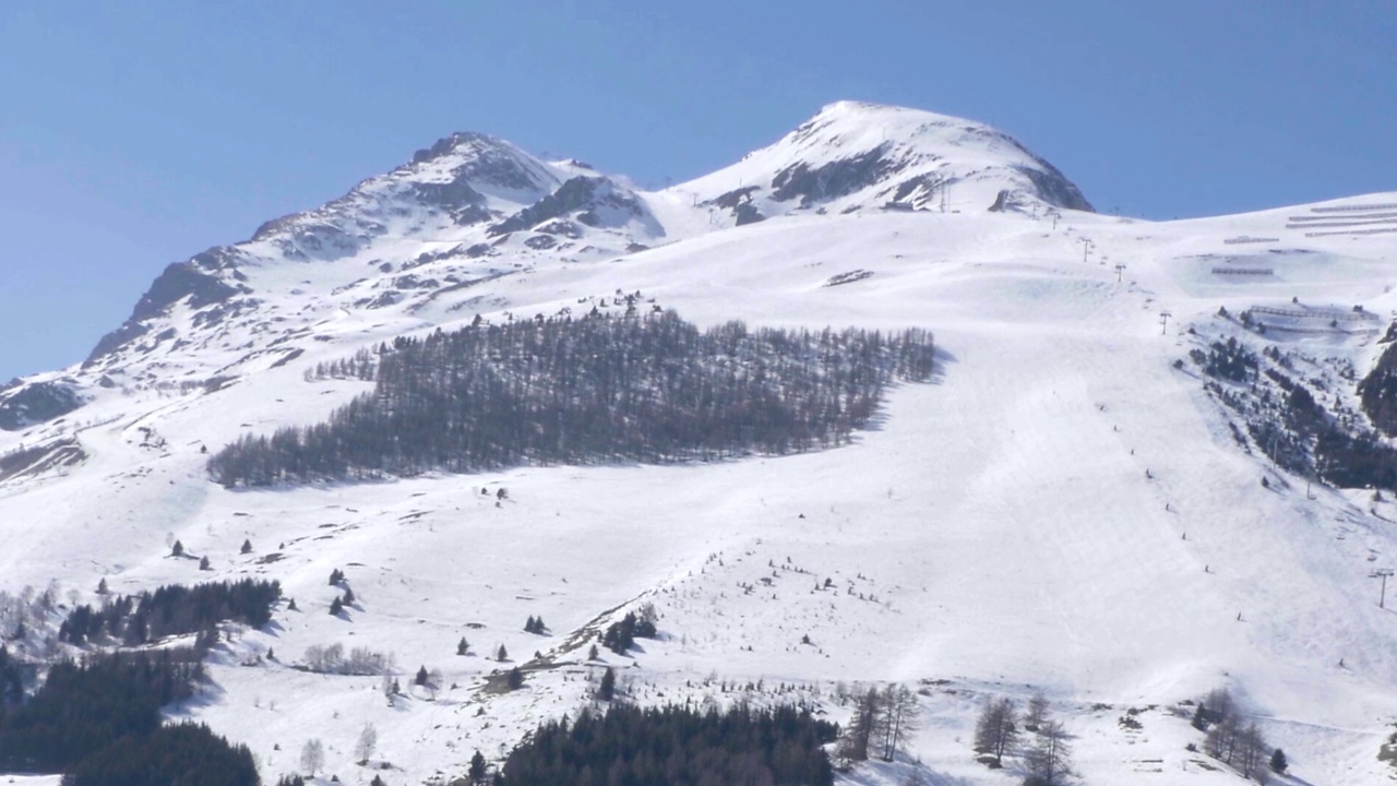 这是一个坐落在雪山脚下的旅游胜地视频素材