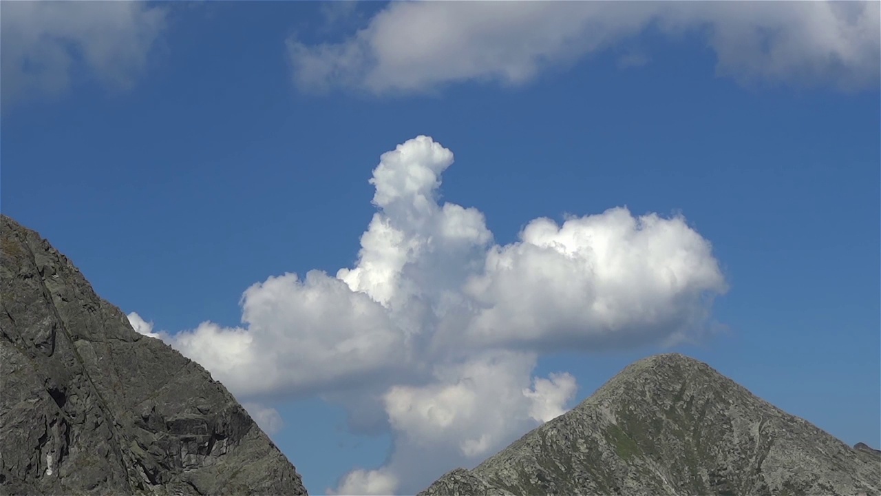 白云掠过光秃秃的高山视频素材