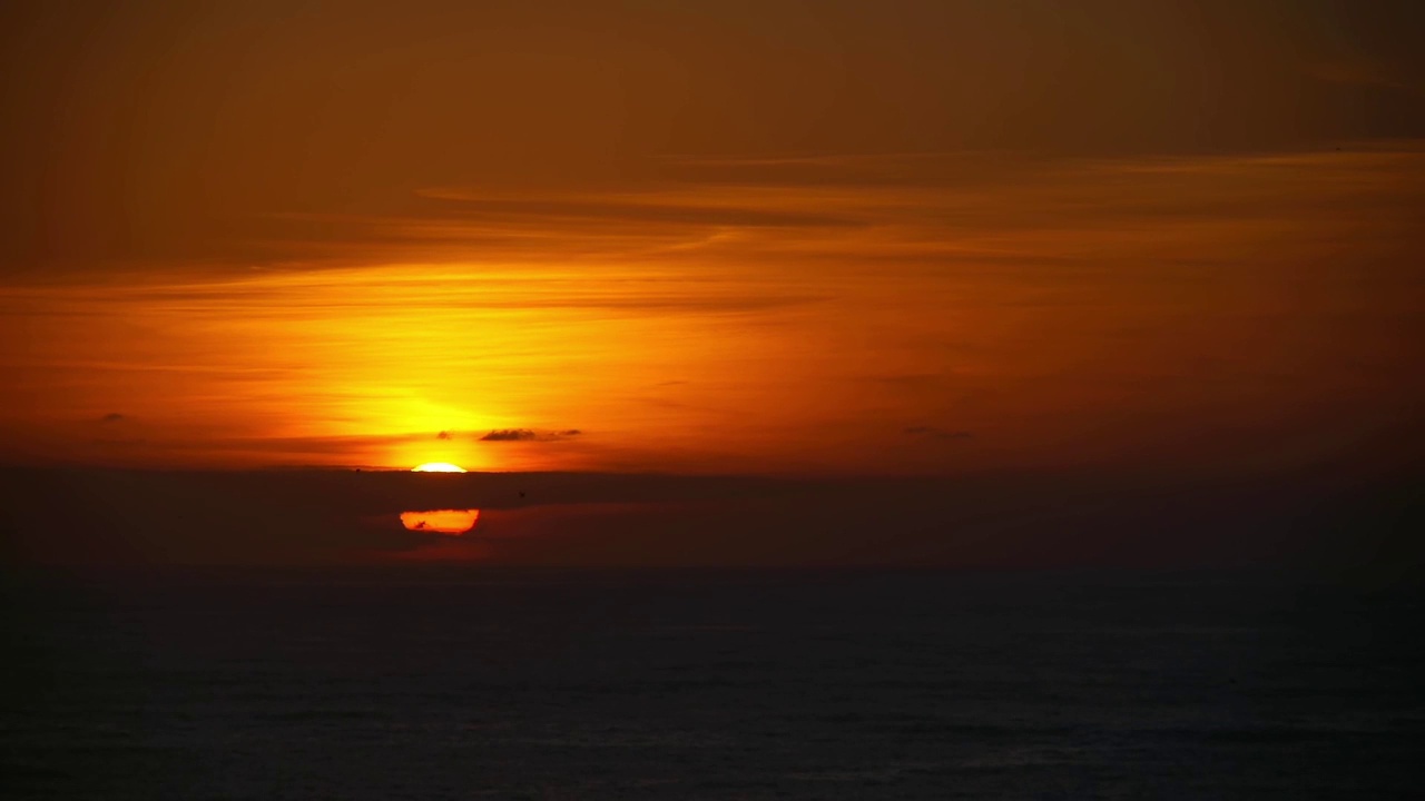 海边的日出，深橙色的太阳从海里升起视频素材