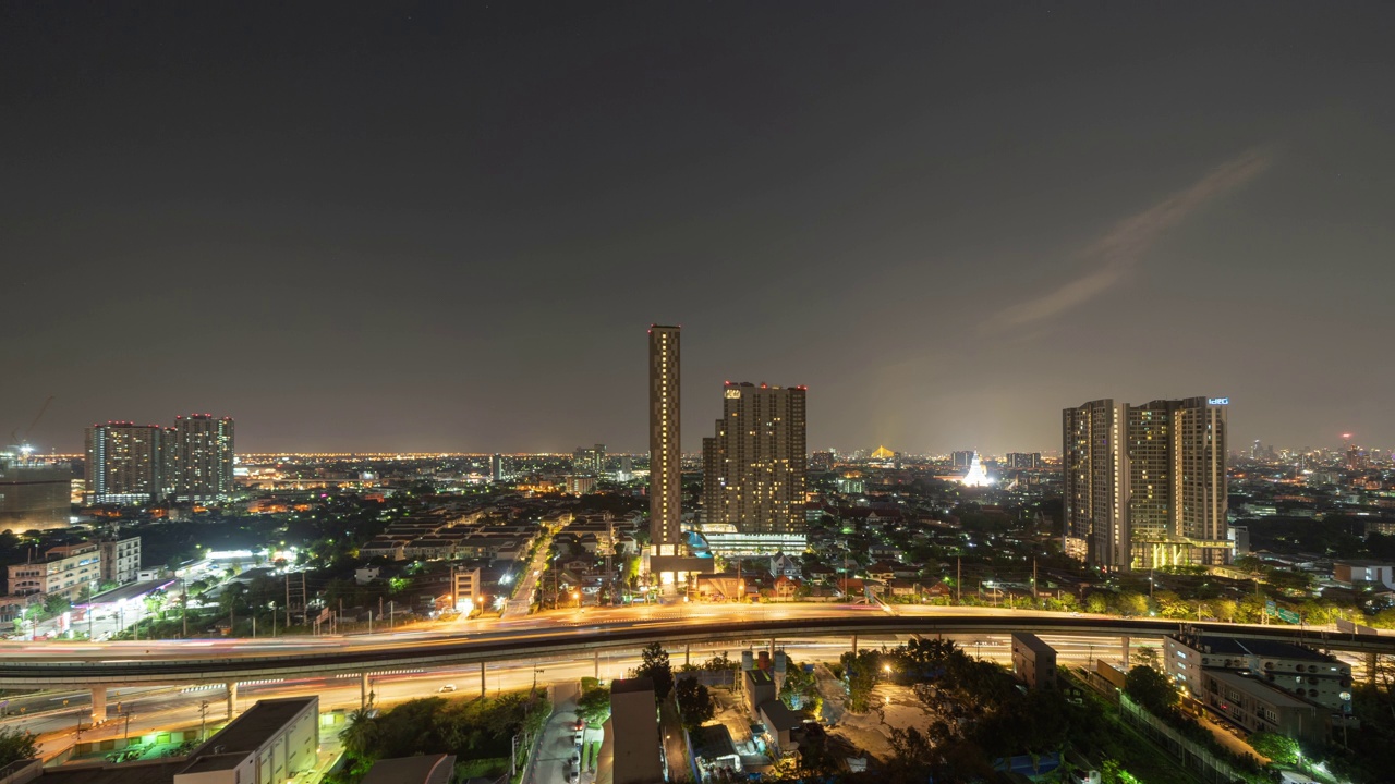 泰国曼谷市中心天际线高速公路街道的鸟瞰图。亚洲智慧城市的金融区和商业中心。晚上的摩天大楼和高层建筑视频素材