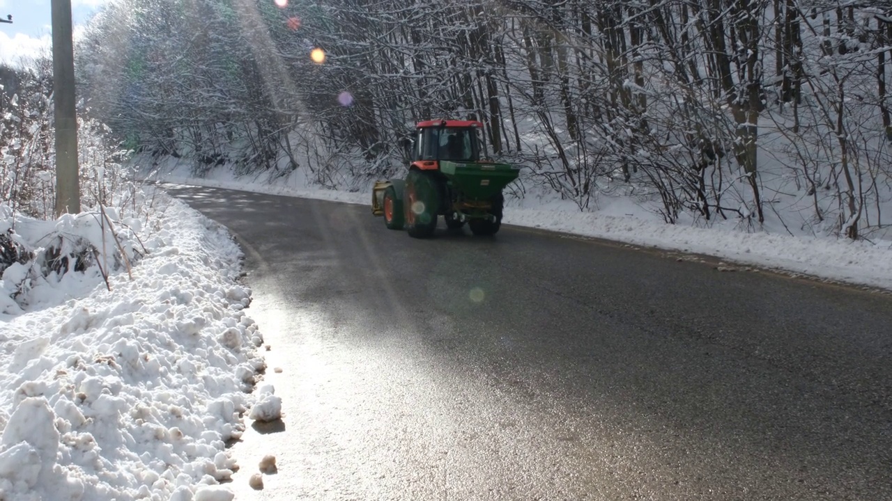 雪道上的拖拉机视频素材