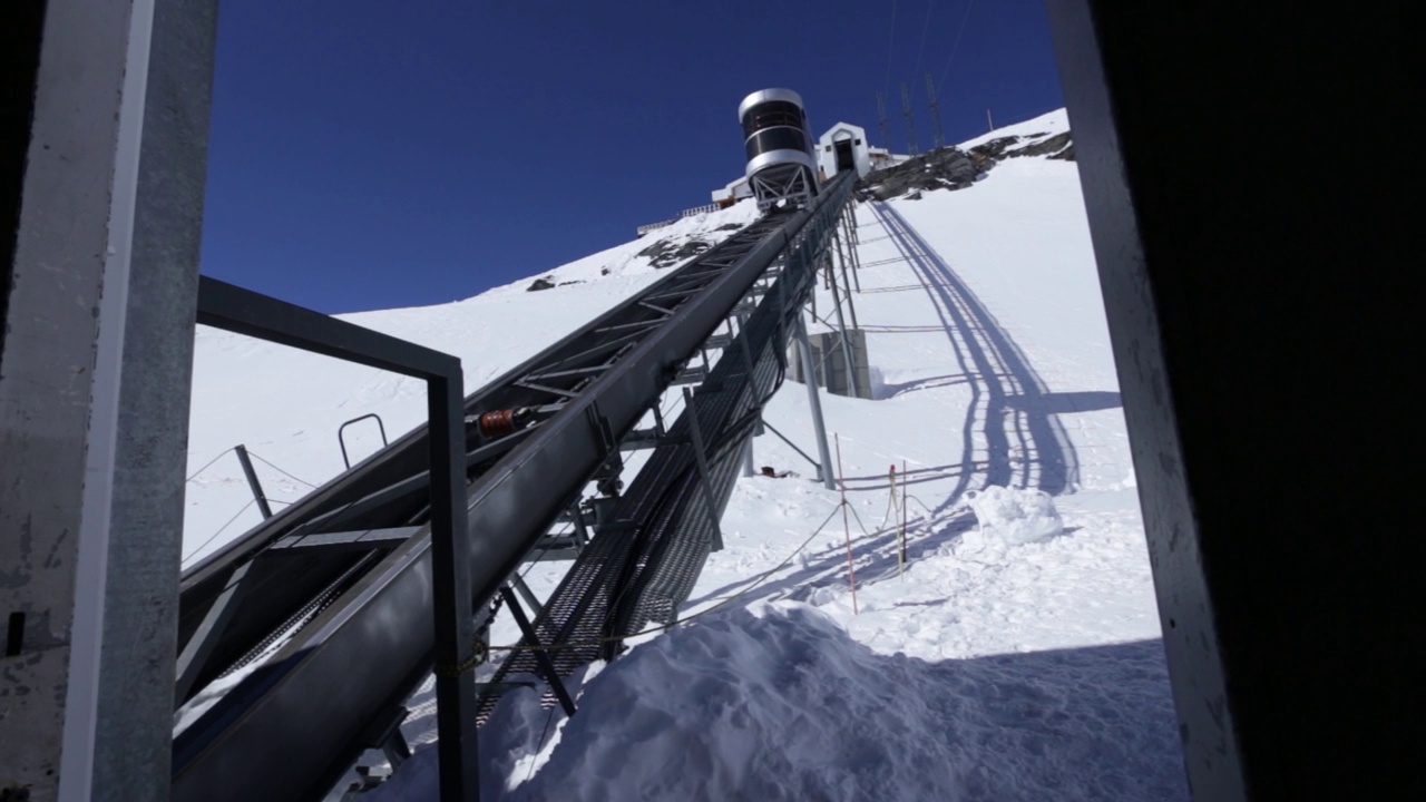 乘坐缆车从积雪覆盖的山坡上滑下视频素材