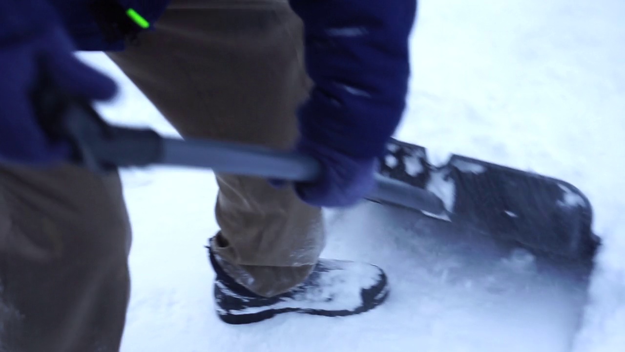 人们用铲子铲雪视频素材