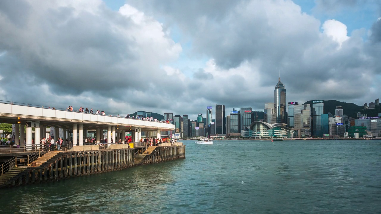 维多利亚港的船只和著名的香港天际线在中国香港的时间推移视图视频素材