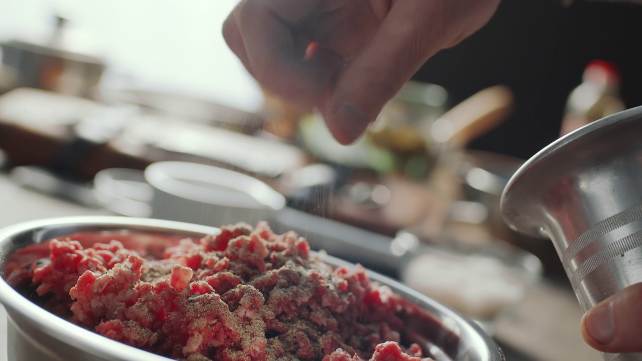 往碎肉里加香料视频素材