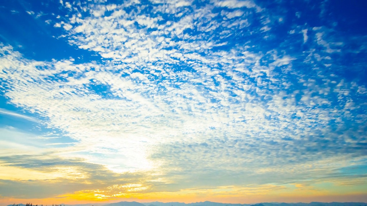 美丽的夕阳和云雾笼罩的天空视频素材