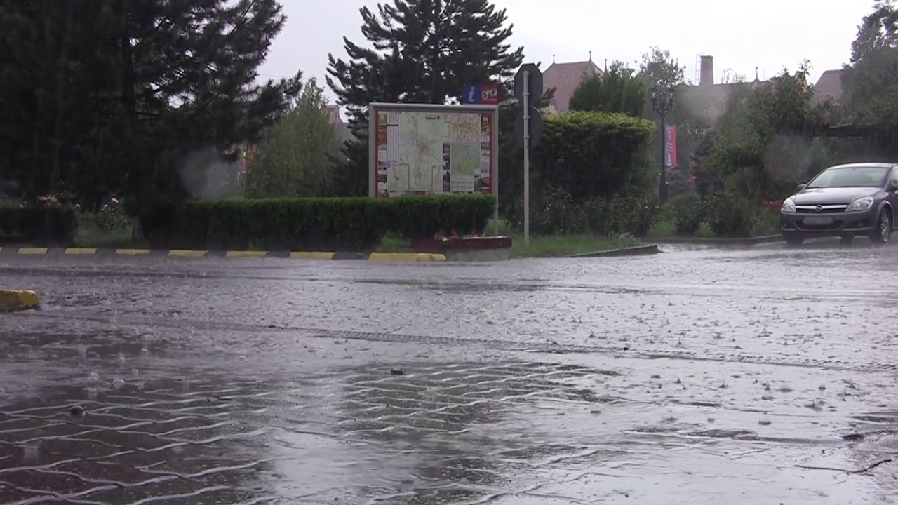 汽车在大雨中行驶视频素材