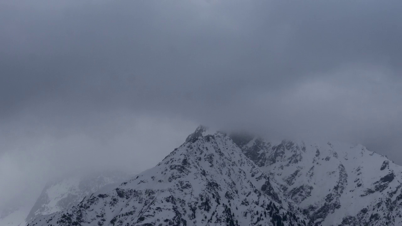 雾在一些被雪覆盖的山顶上飞驰视频素材