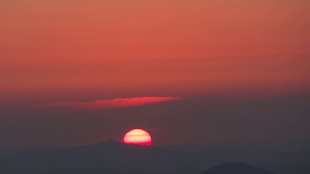 红色的夕阳映照着小镇边缘的太阳视频素材