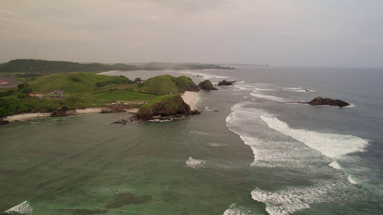 海浪拍打着海滩视频素材