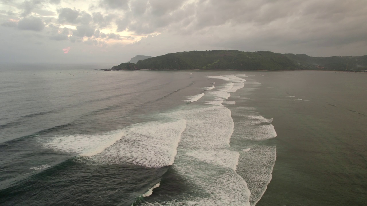 海浪拍打着海滩视频素材