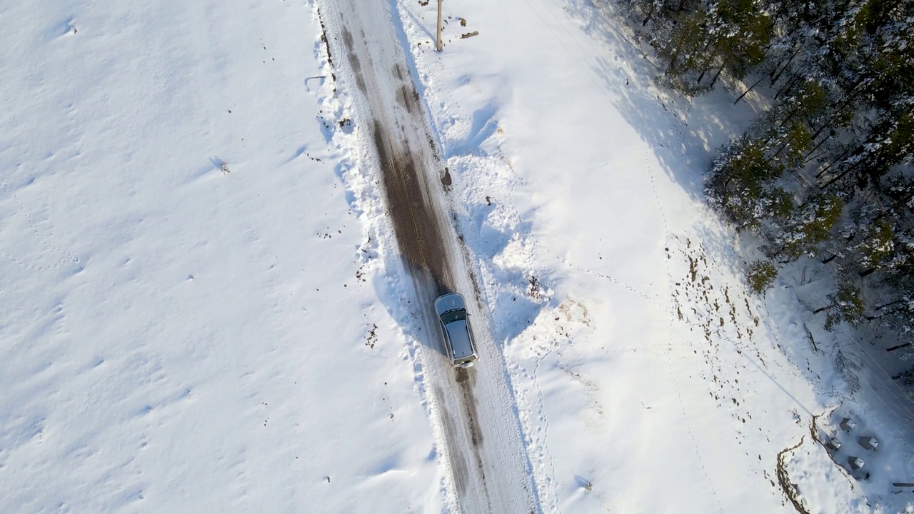 汽车行驶在雪地上视频素材