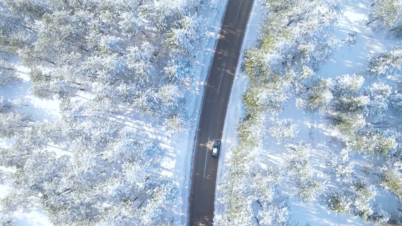 汽车行驶在积雪的高速公路上视频素材