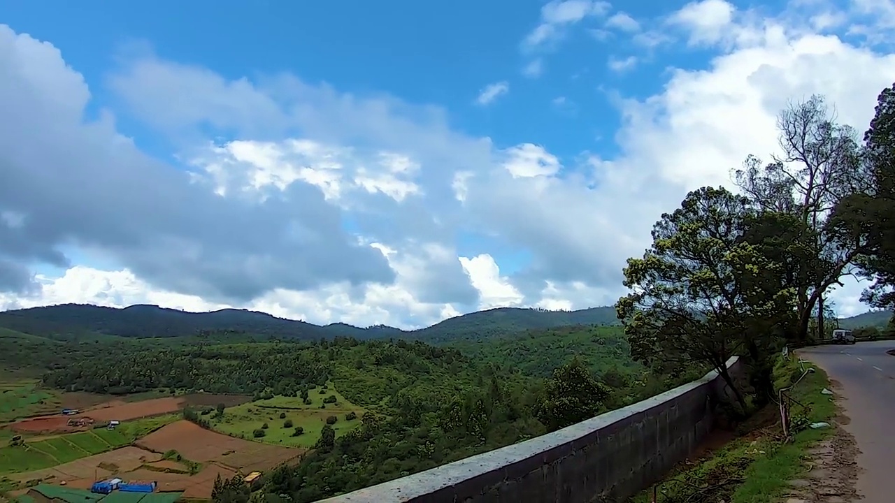 乡村农田与山和明亮的蓝色天空的背景视频素材