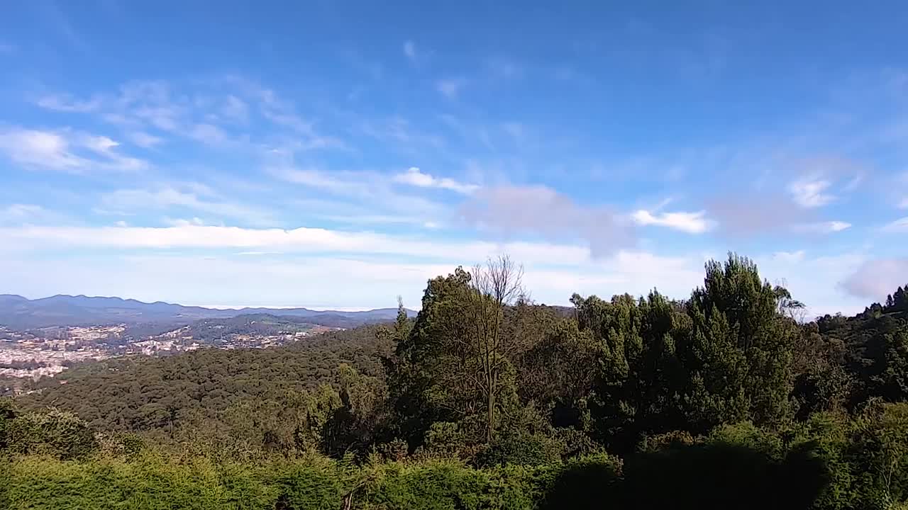 湛蓝的天空映衬下的山脉和山脚下的城市视频素材