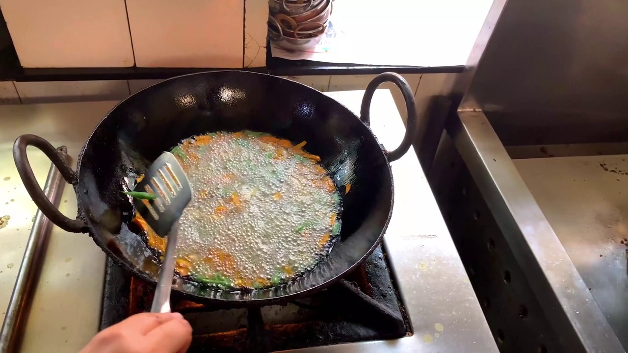 在餐馆里烹饪印度当地的食物视频素材