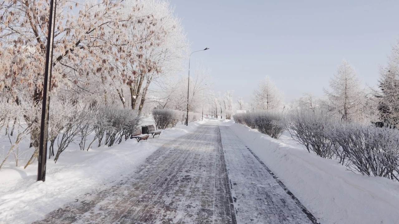 城市公园里白雪覆盖的小路视频素材